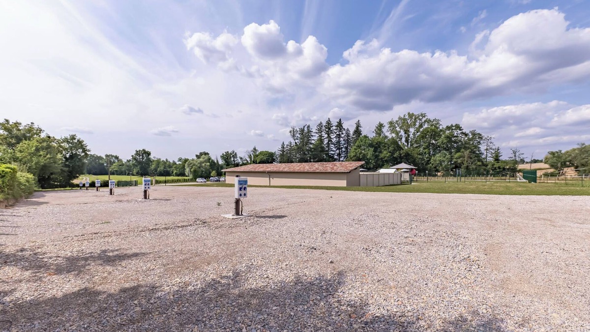 Arbigny House | Empty motorhome pitches