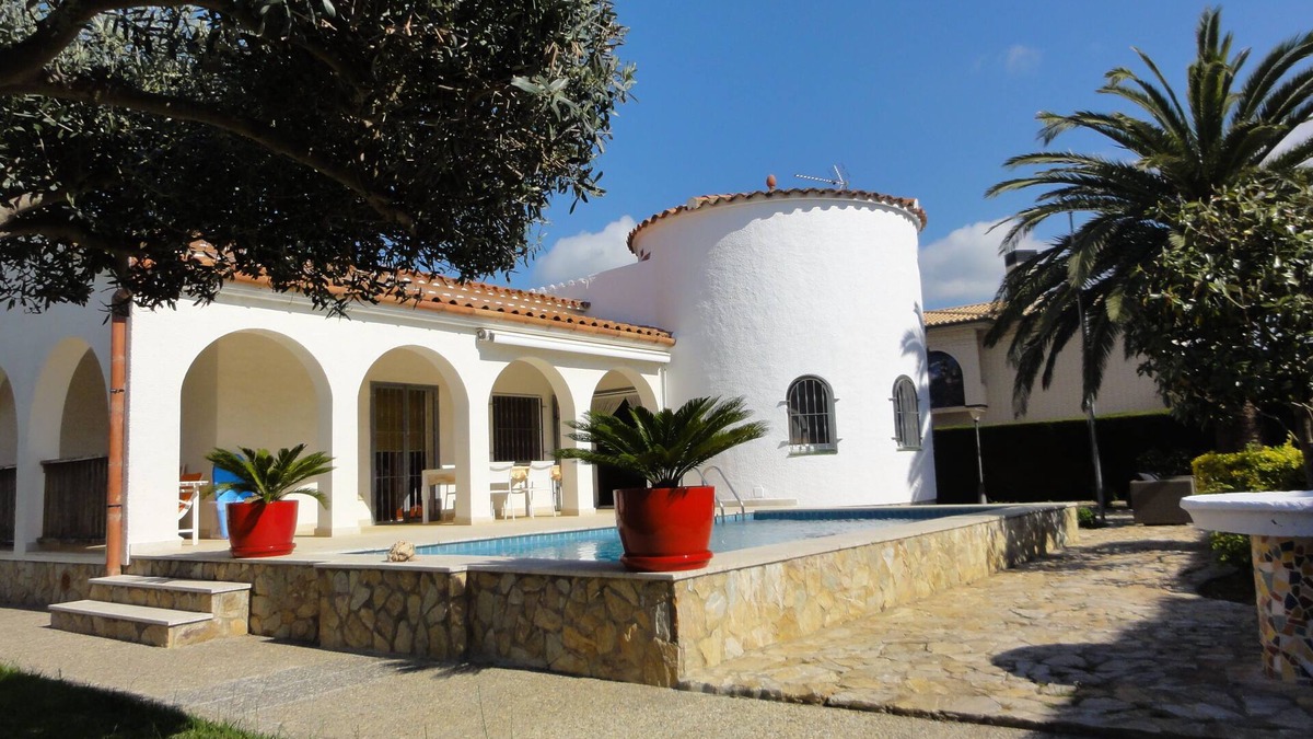 Empuriabrava Villa | Empuriabrava: VILLA WITH POOL HOUSE EMPURIABRAVA/WIFI
