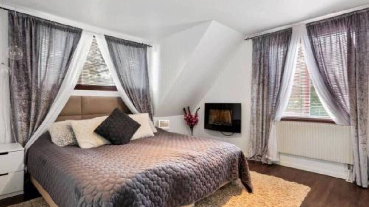 Hallstavik House | En Mysig Villa med Bastu och en Stor Inhägnad Trädgård