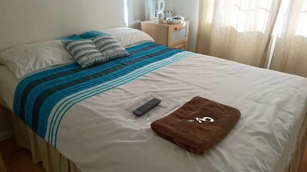 Harlington House | En suite shower room Double room with 1 double deyr