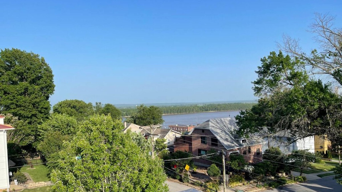 Cape Girardeau Apartment | EN11: Downtown Penthouse with roof deck! AMAZING VIEW! - 5 mins away downtown