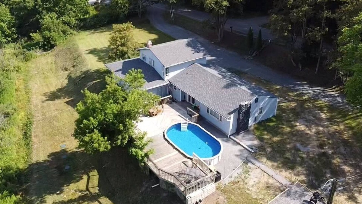 Camptown House | Encanto at Laceyville - Fire pit - apple picking and pumpkins