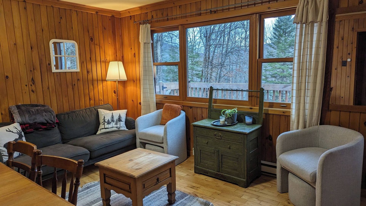 Les Pays-d'en-Haut Regional County Municipality Ski Chalet | Enchanted chalet with Hot Tub near Saint Sauveur