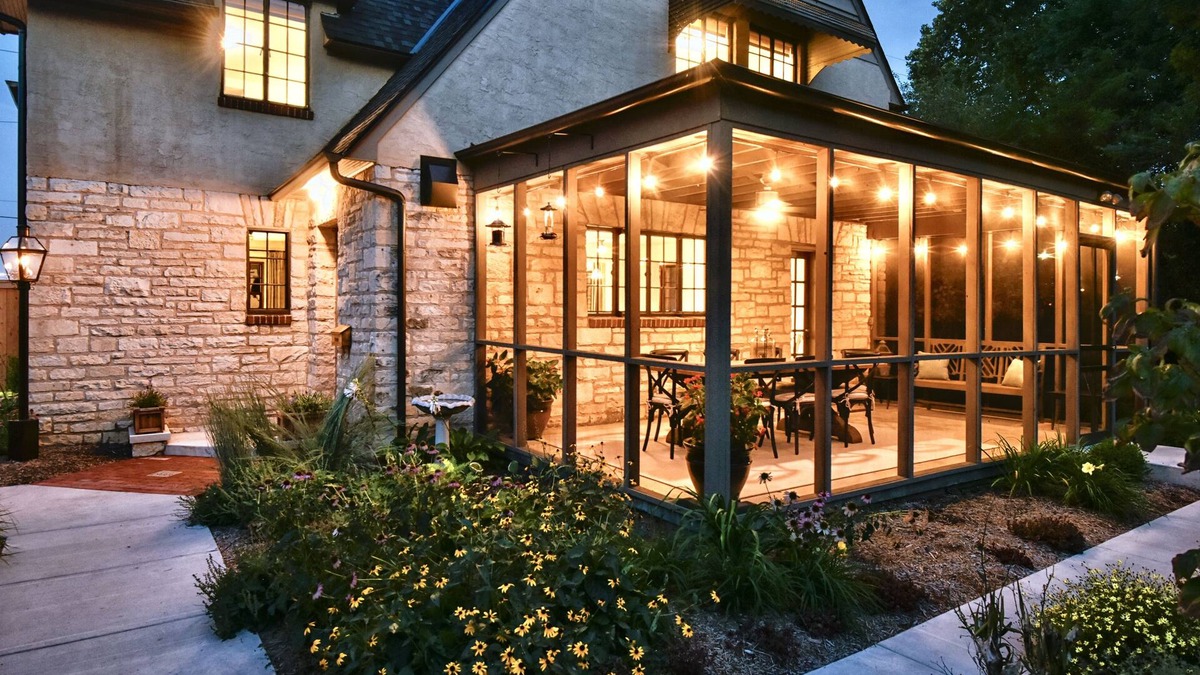 Manhattan Cottage | Enchanted Cottage Next to K-State Campus