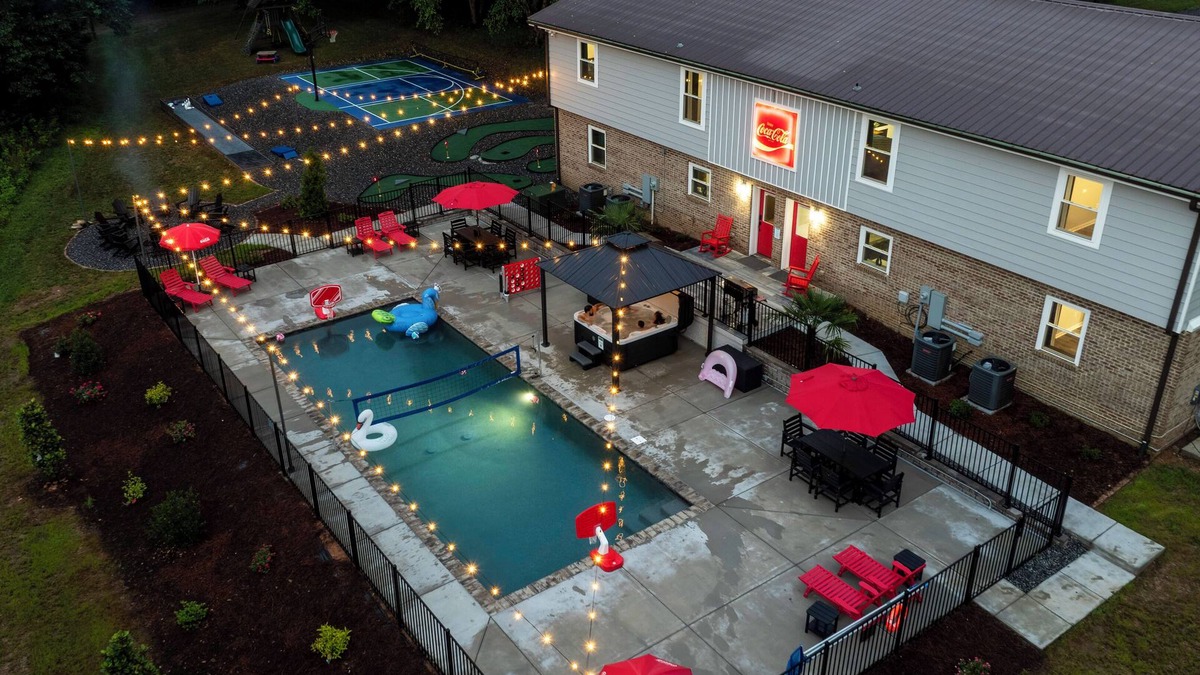 Barium Springs House | "Enchanted Forest" - Pool, Hot tub, Pond, Pickleball, Basketball, Putt Putt +