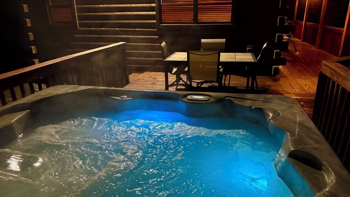 Eureka Springs Cabin | Enchanted Forest Whispering Pines- 2 bedroom Cabin with Hot Tub! Hiking Trail & Cave on property!