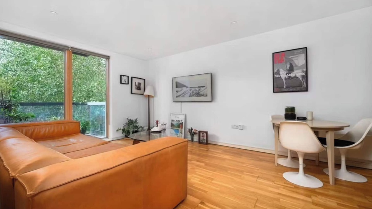 Hoxton West Condo | Enchanting 1-bedroom apartment in Shoreditch, London in architect building