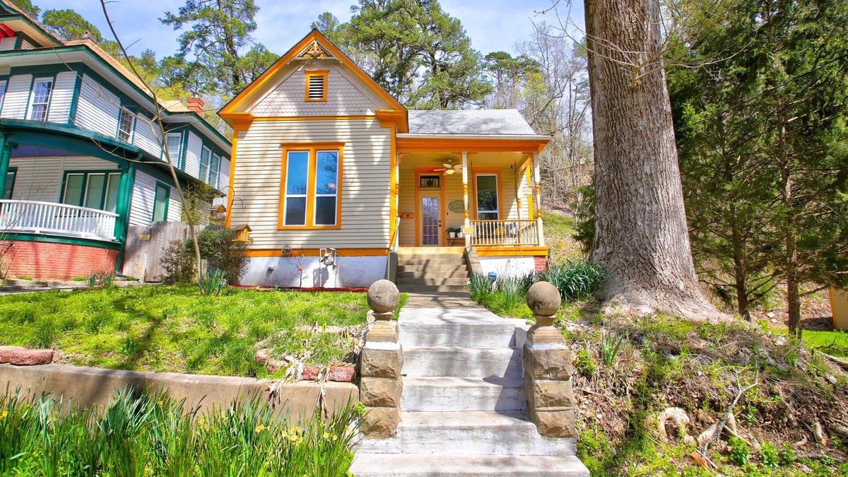 Hot Springs Cottage | Enchanting 1901 Victorian + Walk to Bathouse Row!