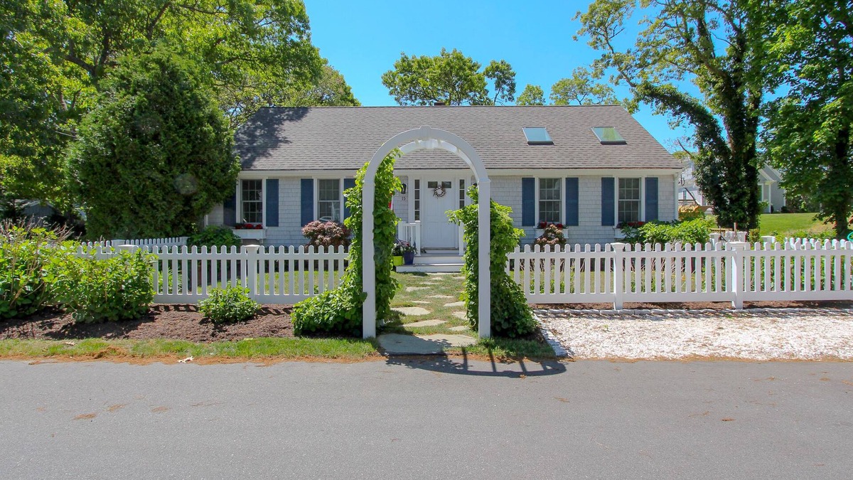 Osterville House | Enchanting 2 Bedroom Cottage - 1 block to Village Center-BEACH PASS-Weekly only