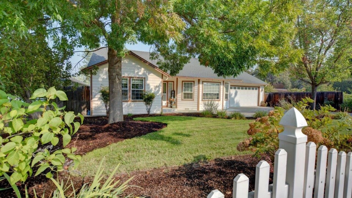 Medford House | Enchanting 3 BR, minutes from Winerys, Snow Sking, exhilarating Rafting Tours.