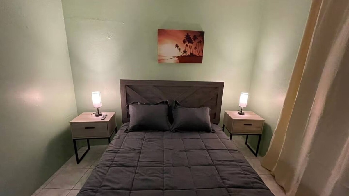 Constant Spring Apartment | Enchanting apartment with AC in Kingston, Hot water