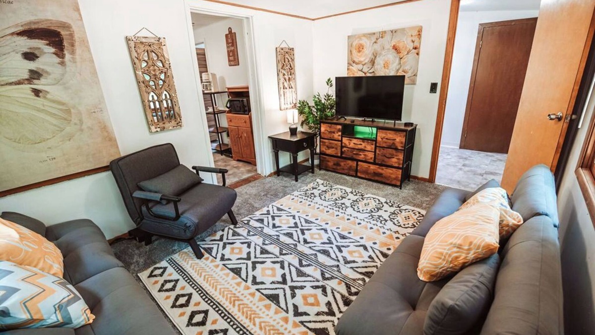 Arkdale Cabin | Enchanting bee inspired 2-bedroom cabin in Arkdale