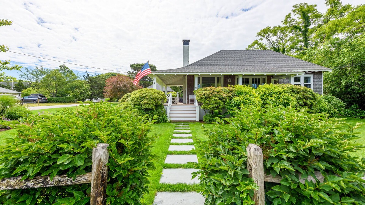 East Chop House | Enchanting bungalow with golf nearby, full kitchen, central AC, & washer/dryer