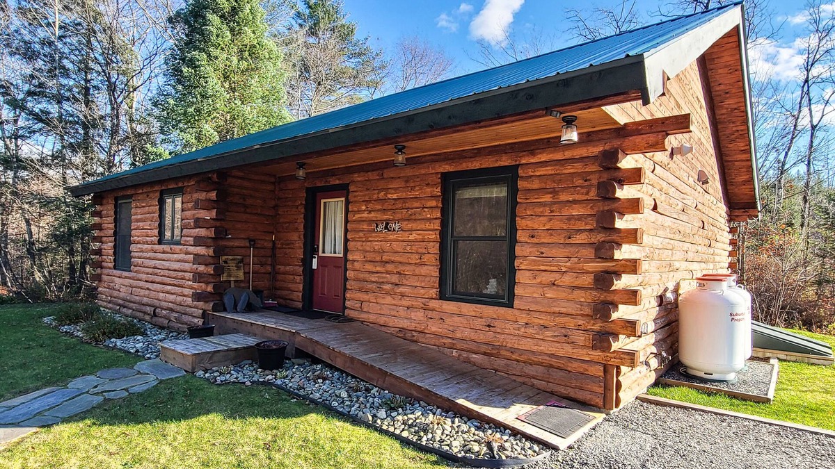 Eastern Vermont Cabin | Enchanting dog-friendly cabin with fireplace, hot tub & washer/dryer