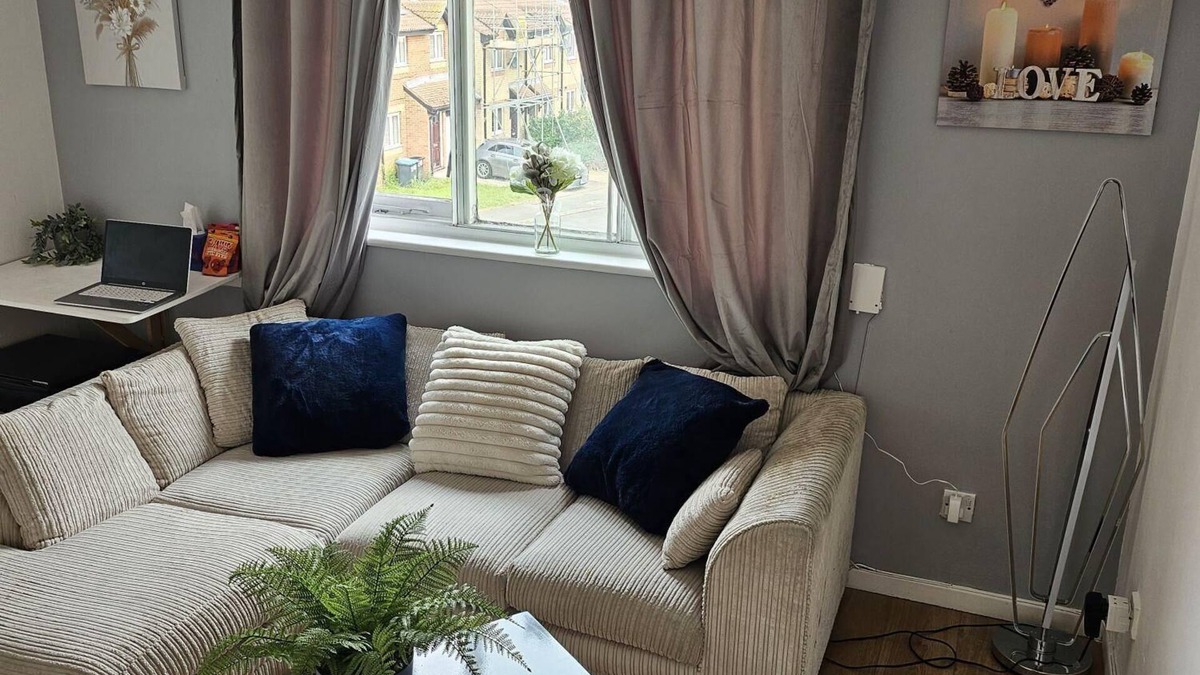 Chase Apartment | Enchanting Enfield Studio free parking