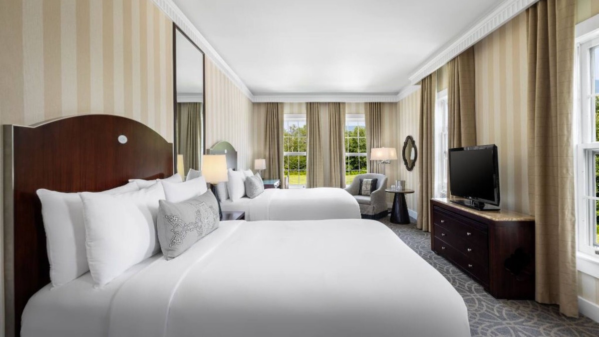 Manchester Apartment | Enchanting Equinox | 2 Queen Room + Fine Cuisine