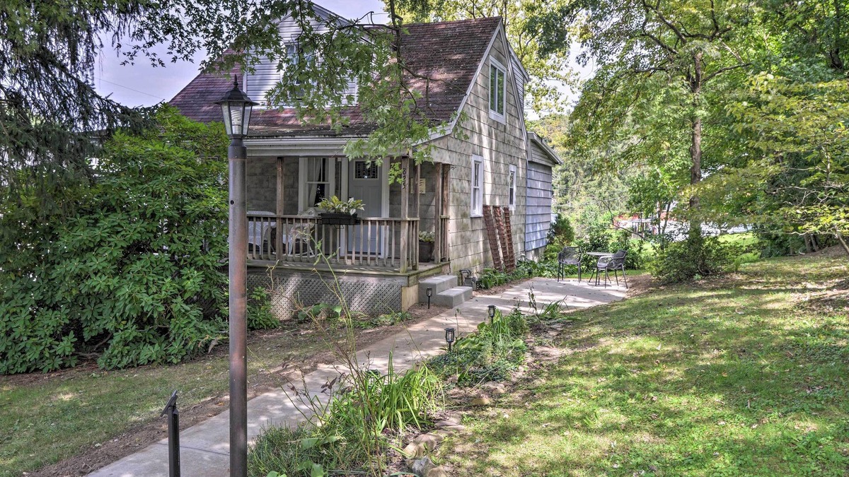 Morgantown House | Enchanting Family House w/Balcony < 3 Mi to WVU!