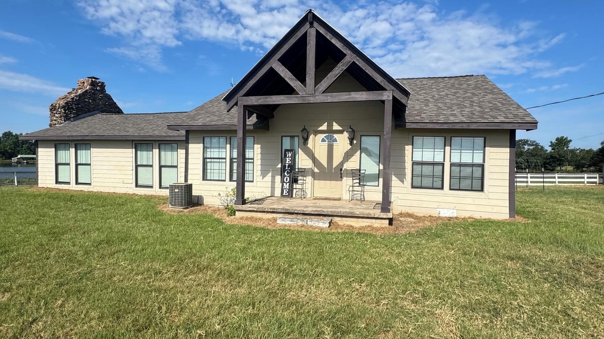 Lindale Other | Enchanting farmhouse with AC in Lindale