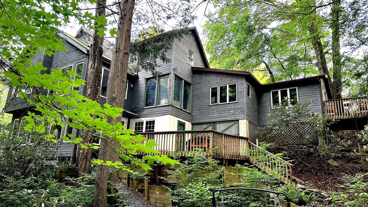 Canadensis House | Enchanting Forest Retreat