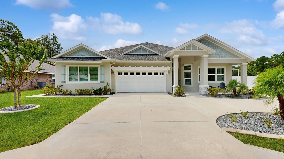 Palm Coast House | Enchanting house with heated pool, full kitchen, central AC, & washer/dryer