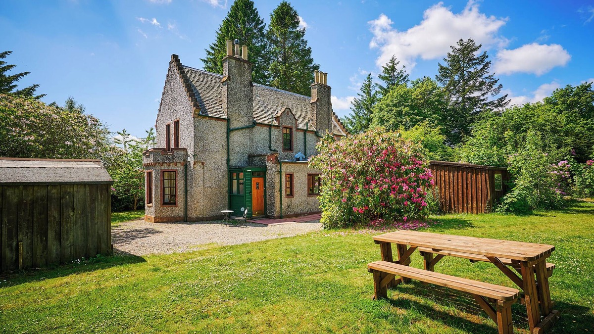Bridgend of Lintrathen House | Enchanting lochside lodge house in peaceful woodedn grounds