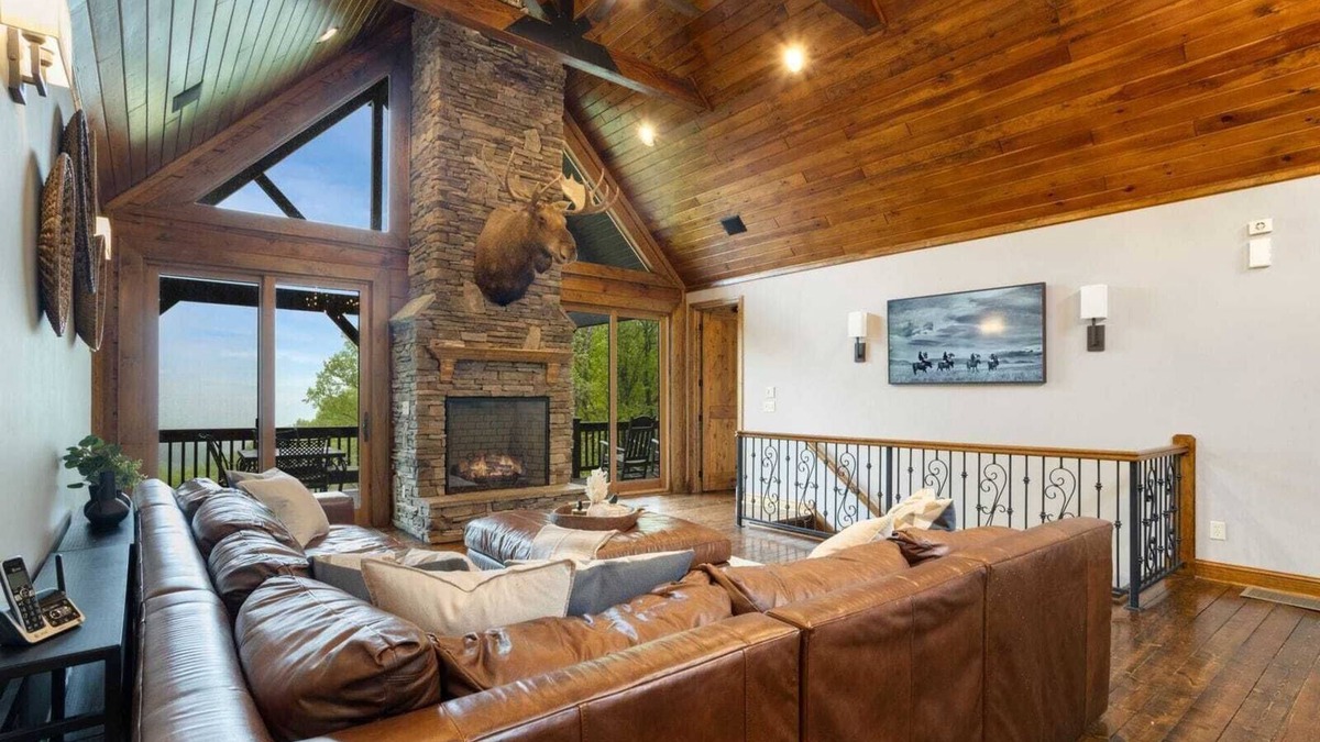 Boone Cabin | Enchanting Log Home with 4 Suites