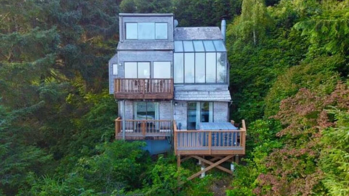 Neskowin Cottage | Enchanting Ocean Views and Hot Tub at The Burrow