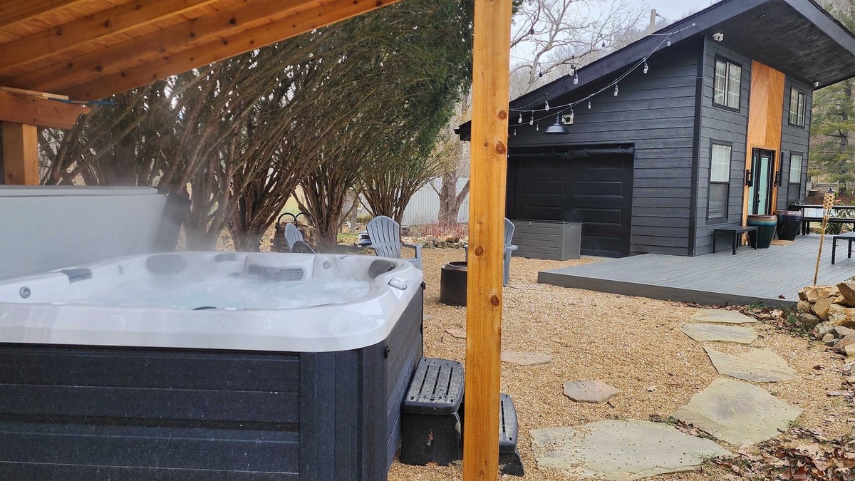 Lancaster Cabin | Enchanting retreat nestled in the heart of nature. Your ideal getaway awaits!