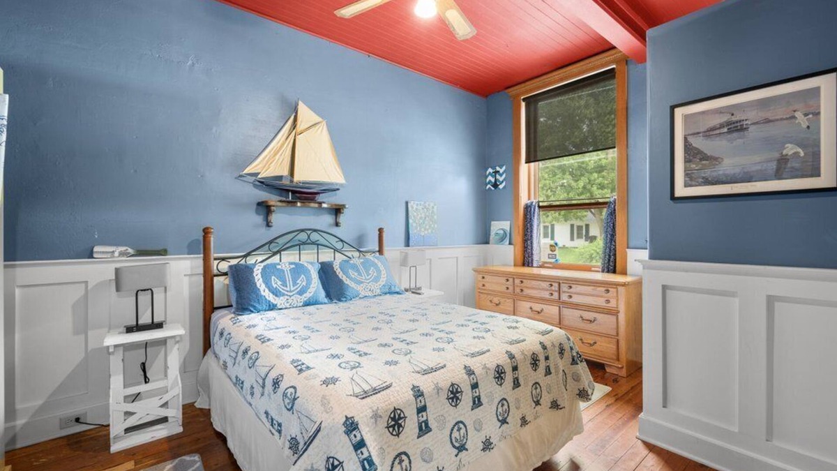 Hampton Apartment | Enchanting river front spot with deck and Tiki bar in charming Hampton, Illinois