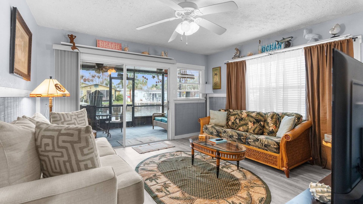 Weeki Wachee Gardens Cottage | ENCHANTING Riverfront Cottage. FREE KAYAKS & MORE!