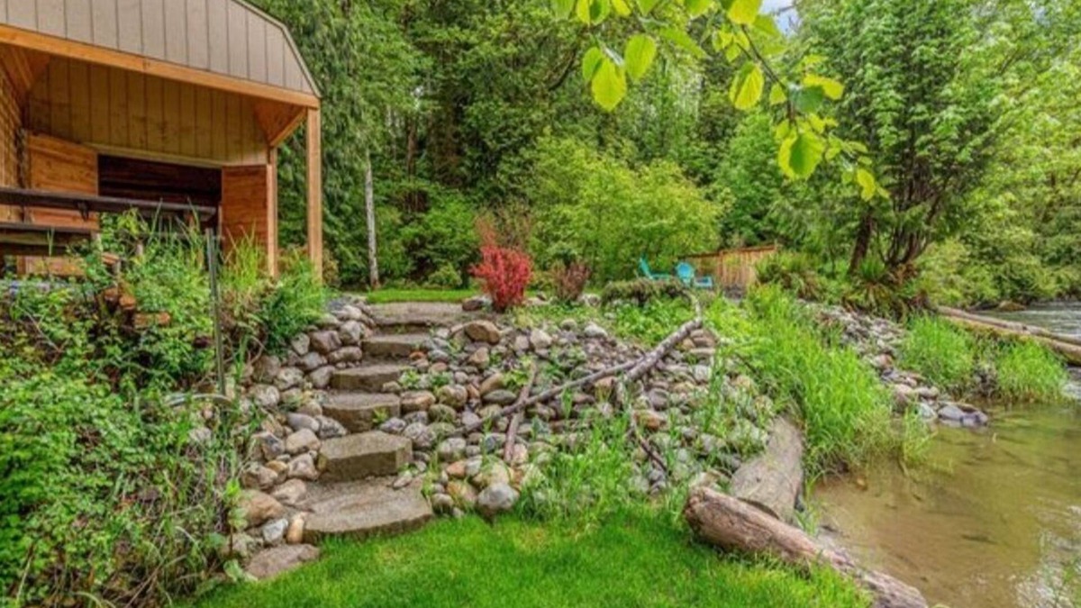 Granite Falls Cabin | Enchanting studio cabin in Granite Falls! nFor the off grid nature lover.
