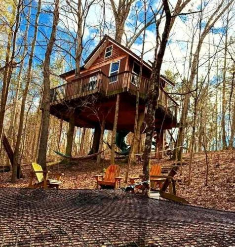 Stonewall House | Enchanting Tree House with a Slide on 200 Acres for a Family Adventure in Germantown, Kentucky