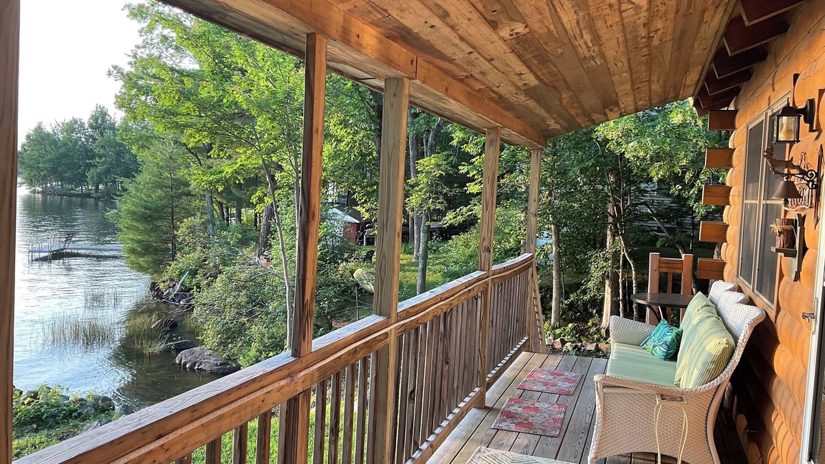 Weeks Mills House | Enchanting WATERFRONT Log Cabin on Togus Pond - 3 nights min required