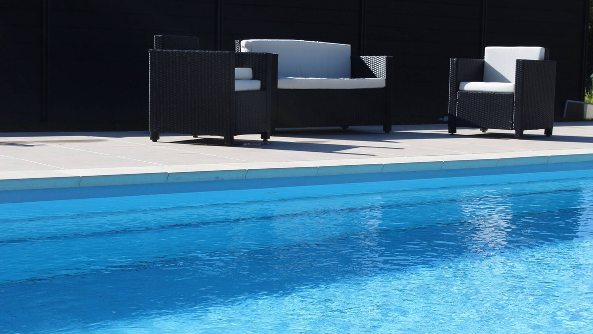 Grandvillers Cottage | Enclosed swimming pool area heated from May to October at 28 °, Park and relaxation area.