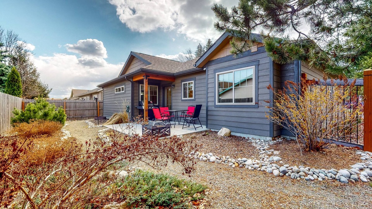 Sandpoint House | Enclosed Yard, Firepit, Grill - Downtown Sandpoint