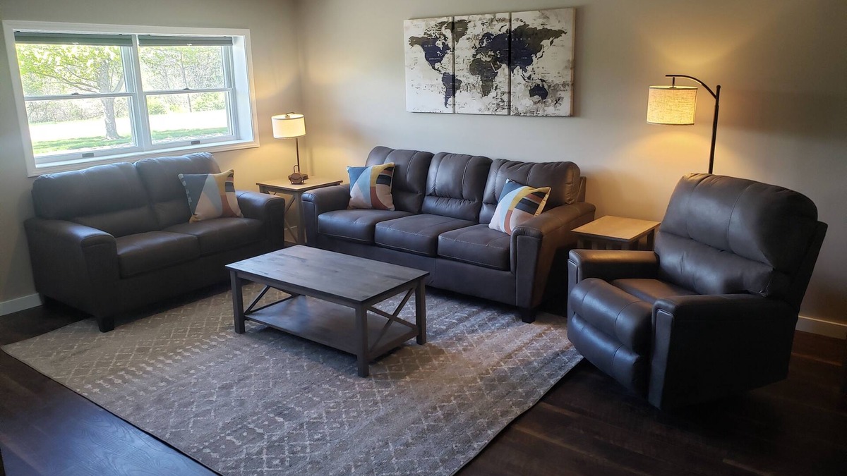 Burdett Apartment | End-unit apartment with spacious lawn