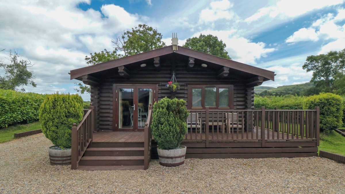 Carlton-in-Cleveland Cottage | ENDEAVOUR LODGE 4, family friendly, with hot tub in Stokesley