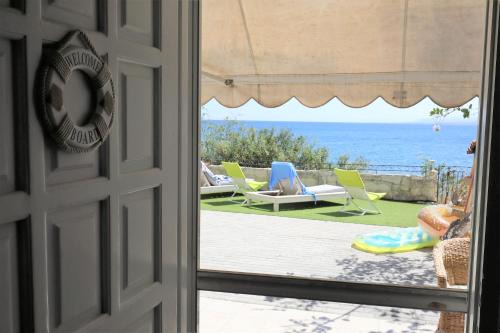 Linoperamata House | Endless Blue Sea Frontal house