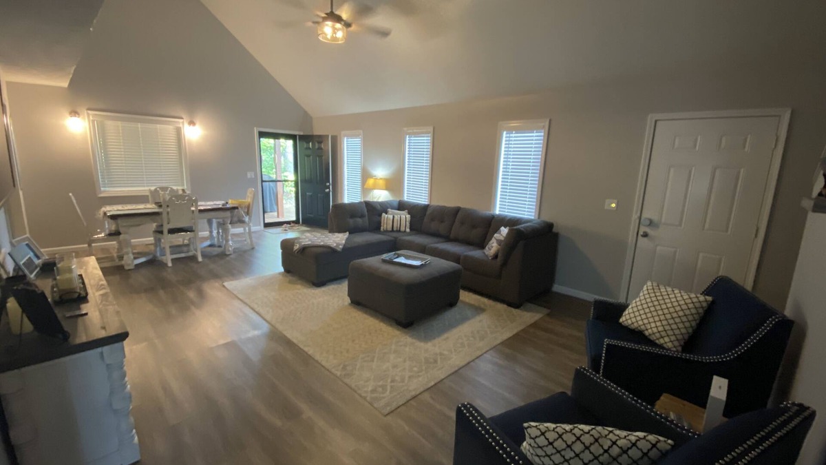 Jamestown House | Endless Summer Getaway - 1 mile away from Jamestown Marina!