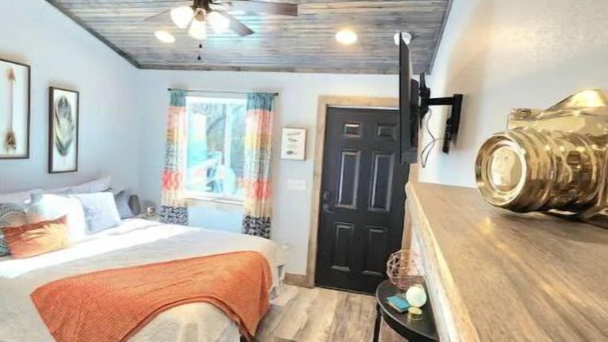 Durant Apartment | Engine Room on the Tracks hot tub