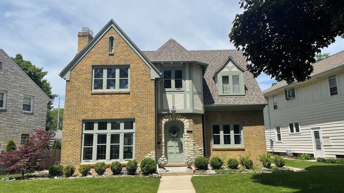 Whitefish Bay House | English Tudor Home, sleeps up to 10, available only for RNC, 10 min to downtown