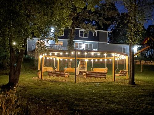 Twin Lakes House | EnglishPrairieBnB - 8 Bedrooms - 4 Bathrooms