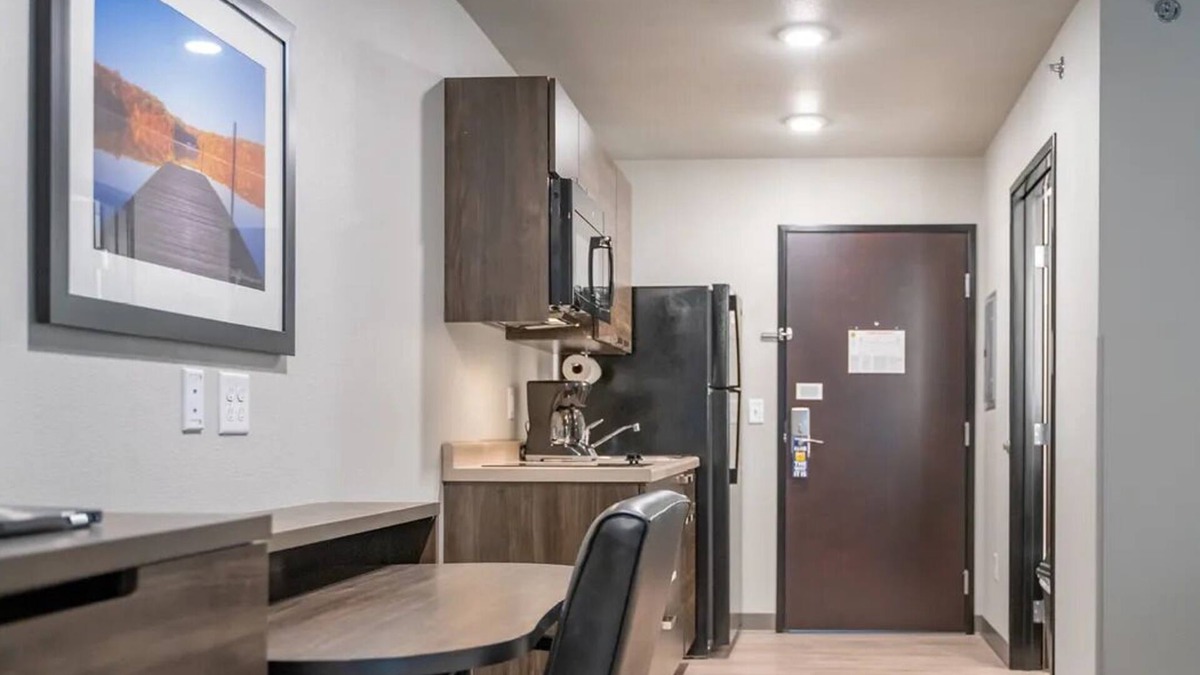 Wilkes East House | Enjoy 3 Pet-Friendly Rooms with Kitchen and Parking Included Near Oregon Zoo