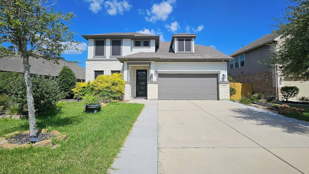 New Caney House | Enjoy a 4-bedroom, 3.5-bathroom home in New Caney for families or business stays