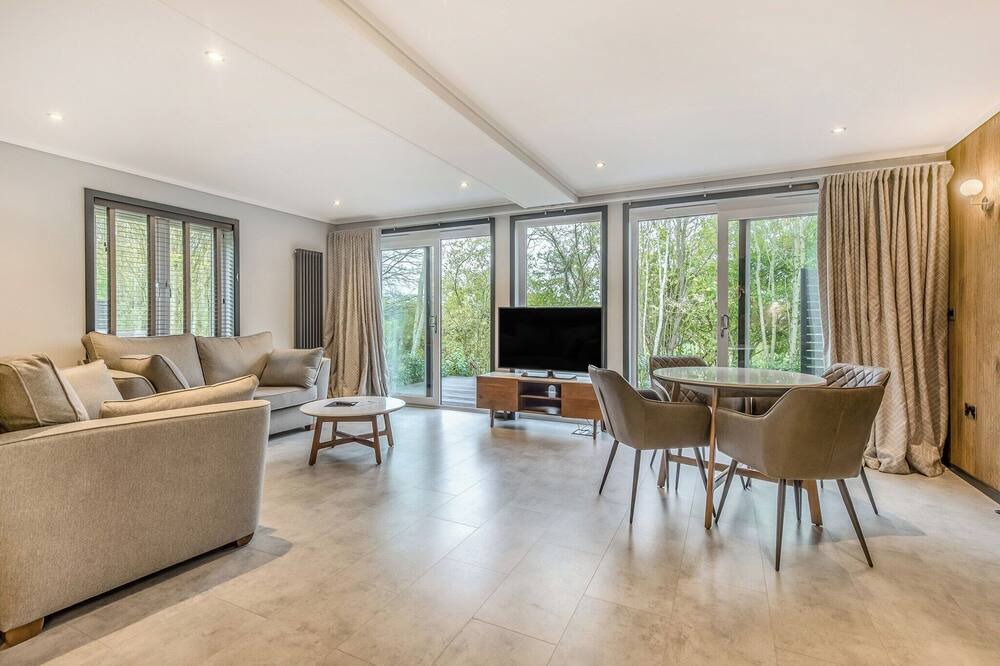 North Stoke Ski Chalet | Enjoy a break in the Hawthorn Lodge.