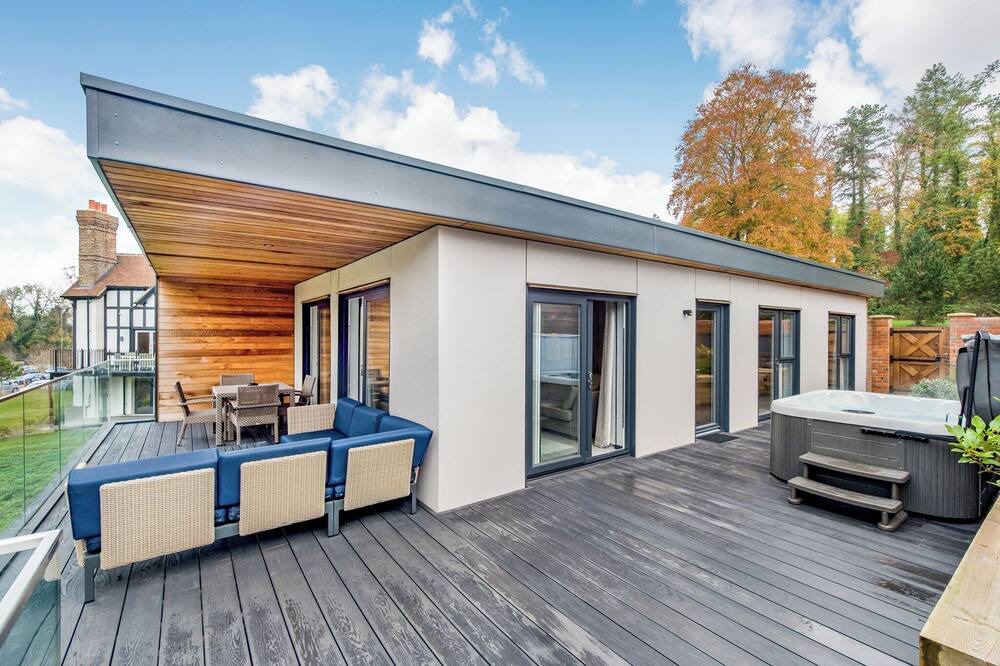 North Stoke Ski Chalet | Enjoy a break in the Mill Pond Premier Lodge.