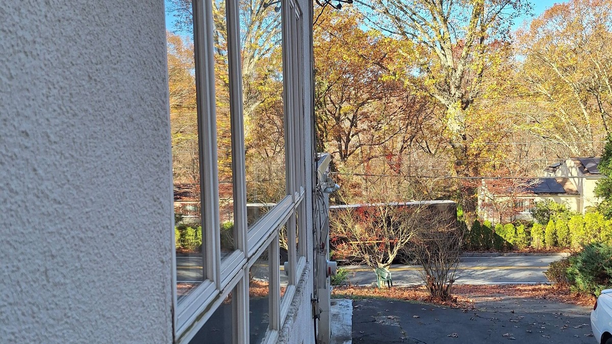 Scarsdale House | Enjoy a centrally located Edgemont 3Brm house in nature