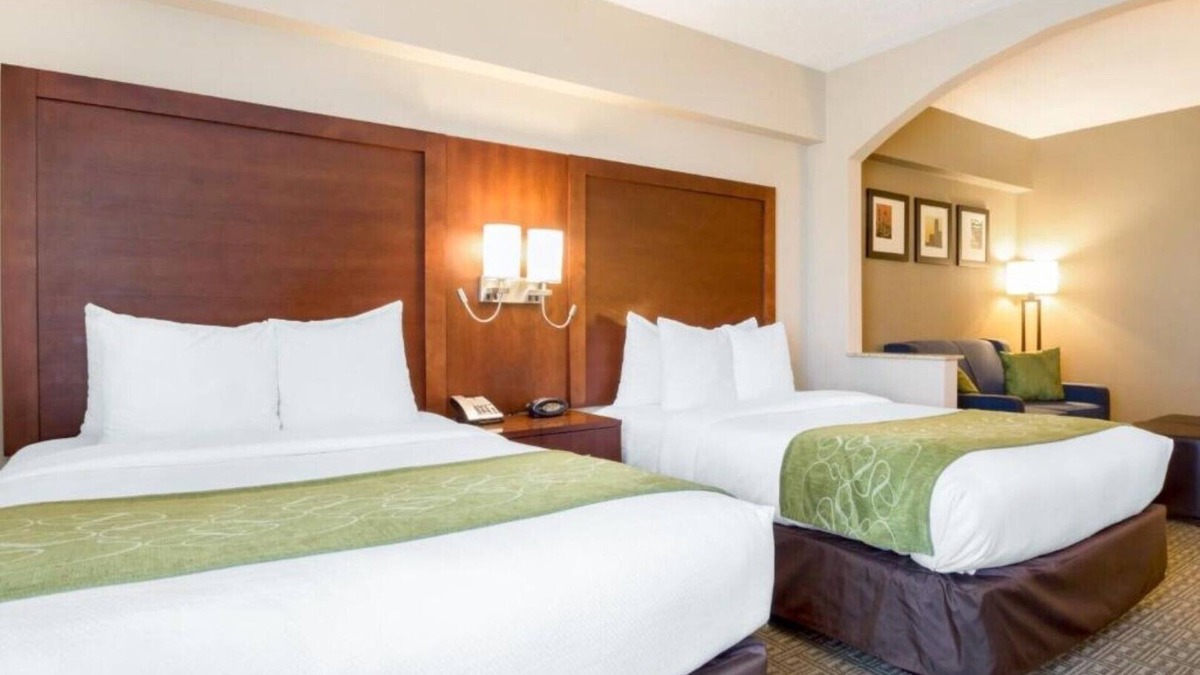Avenel House | Enjoy a cozy bed and spacious room near the Newark Airport