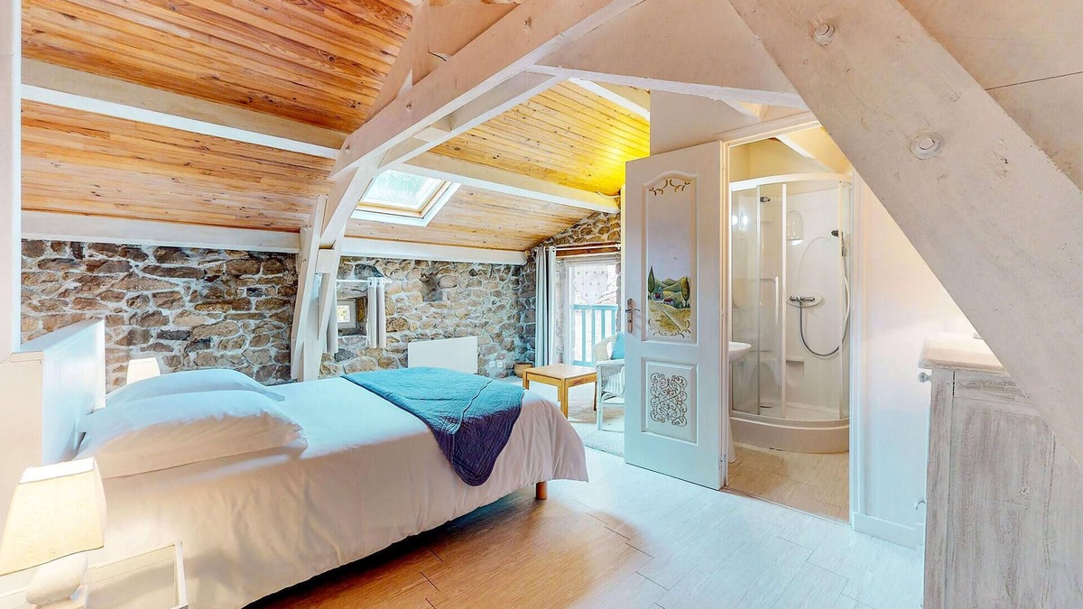 Saint-Christophe-dʼAllier House | Enjoy a beautiful view of the countryside from this inviting vacation home.