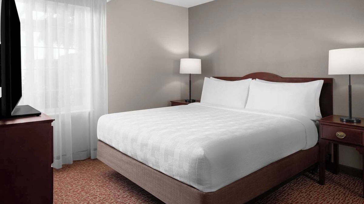 Hillsboro House | Enjoy a Full Kitchen & Separate Living Area in 3 1BR Suites - Ideal for Groups